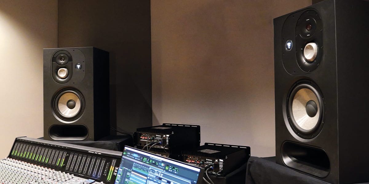 Hauteur et angle enceintes studio