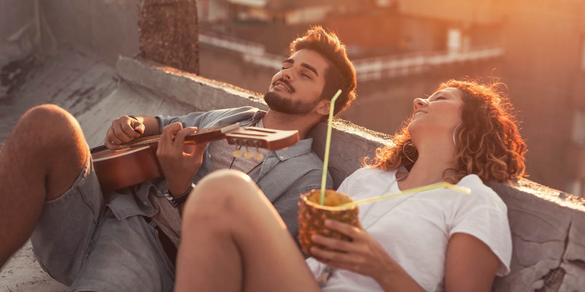 Guitariste amoureux sur la plage