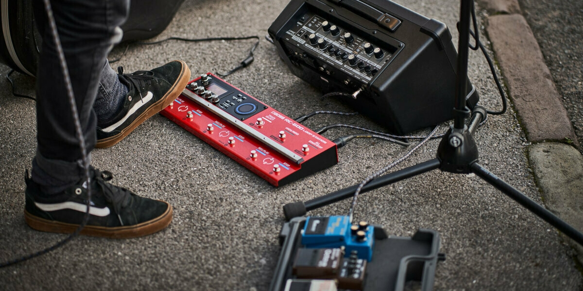 Musicien de rue avec loop station Boss