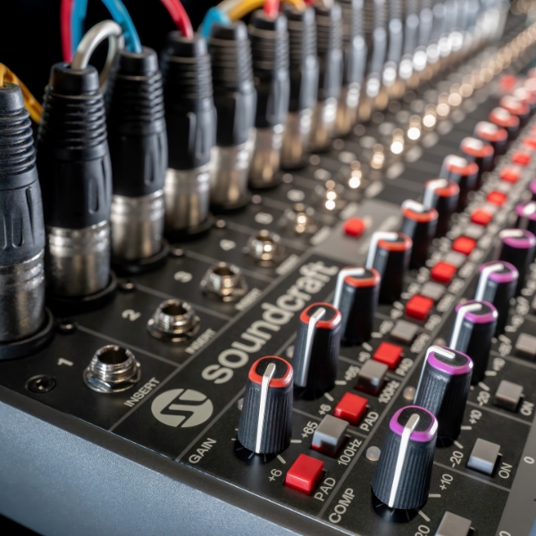 Console analogique Soundcraft en Live