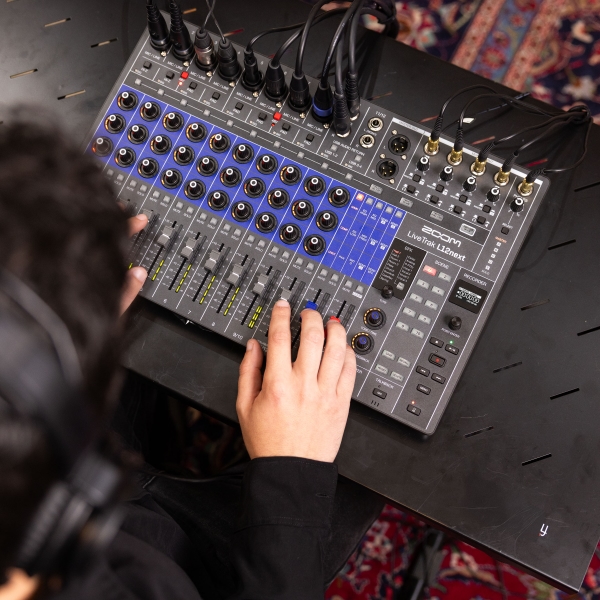 Zoom L12next console studio