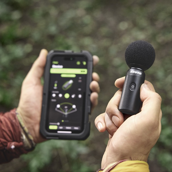Shure-MV88+W-Microphone-mobile