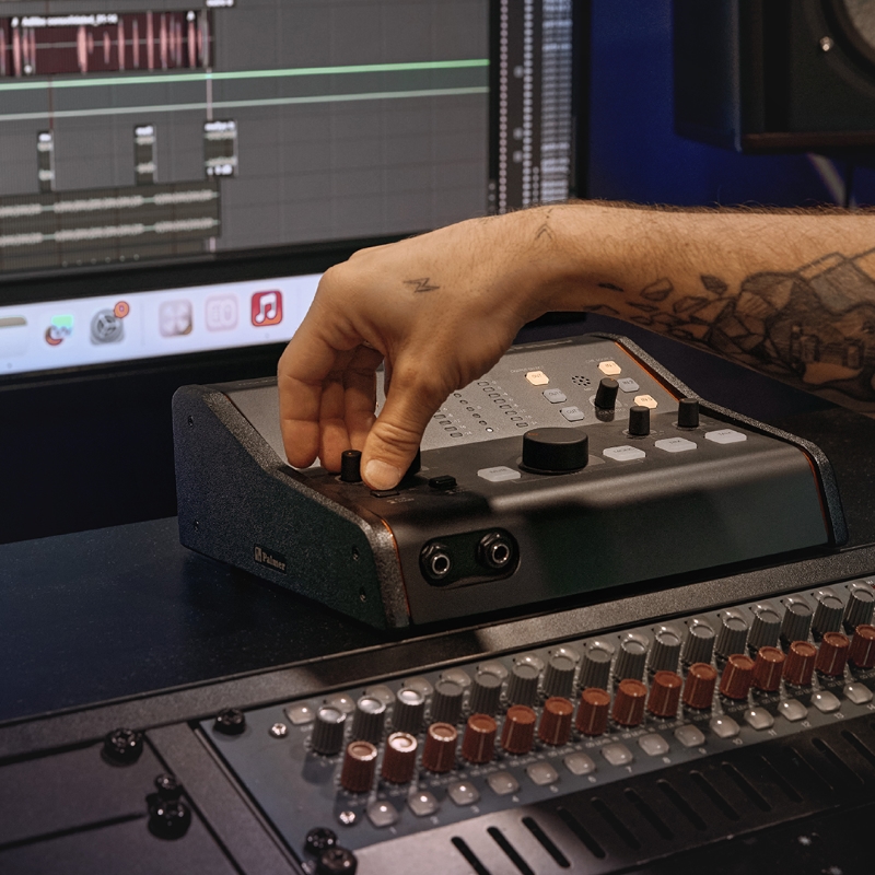 Controleur de monitoring en studio Controleur de monitoring en studio