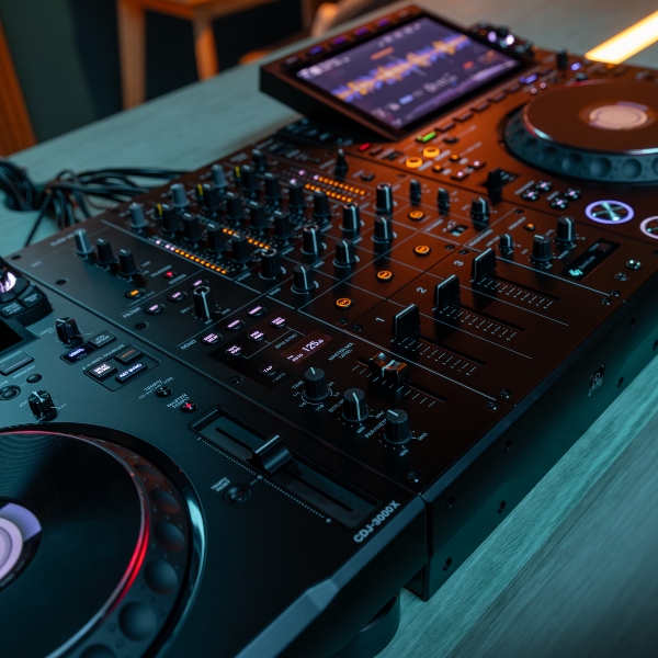 AlphaTheta DJM-V5