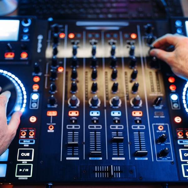 Beatmarching DJ