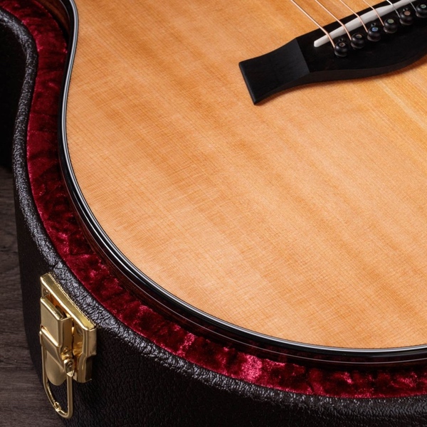 Guitare Taylor 714ce dans son etui