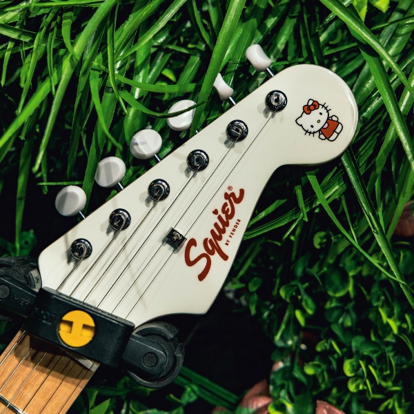 Fender Hello Kitty_3 Fender Hello Kitty_3