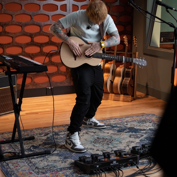 Ed Sheeran avec son looper