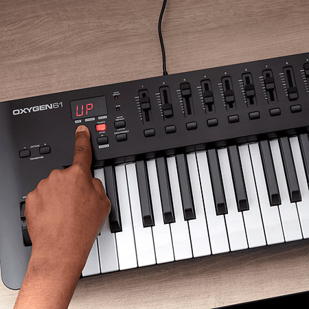 Oxygen 61 MKV + Komplete 15 Standard Upgrade M AUDIO