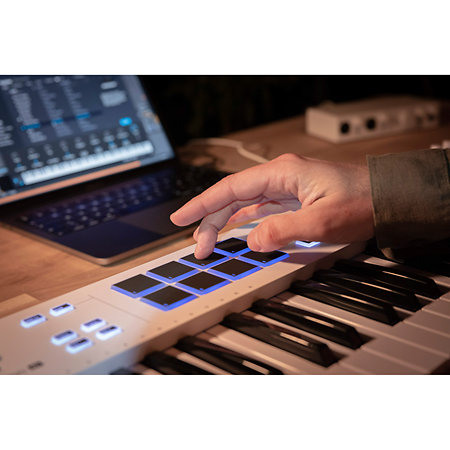 Arturia KeyLab Essential MK3 61 White + Komplete 15 Standard Upgrade