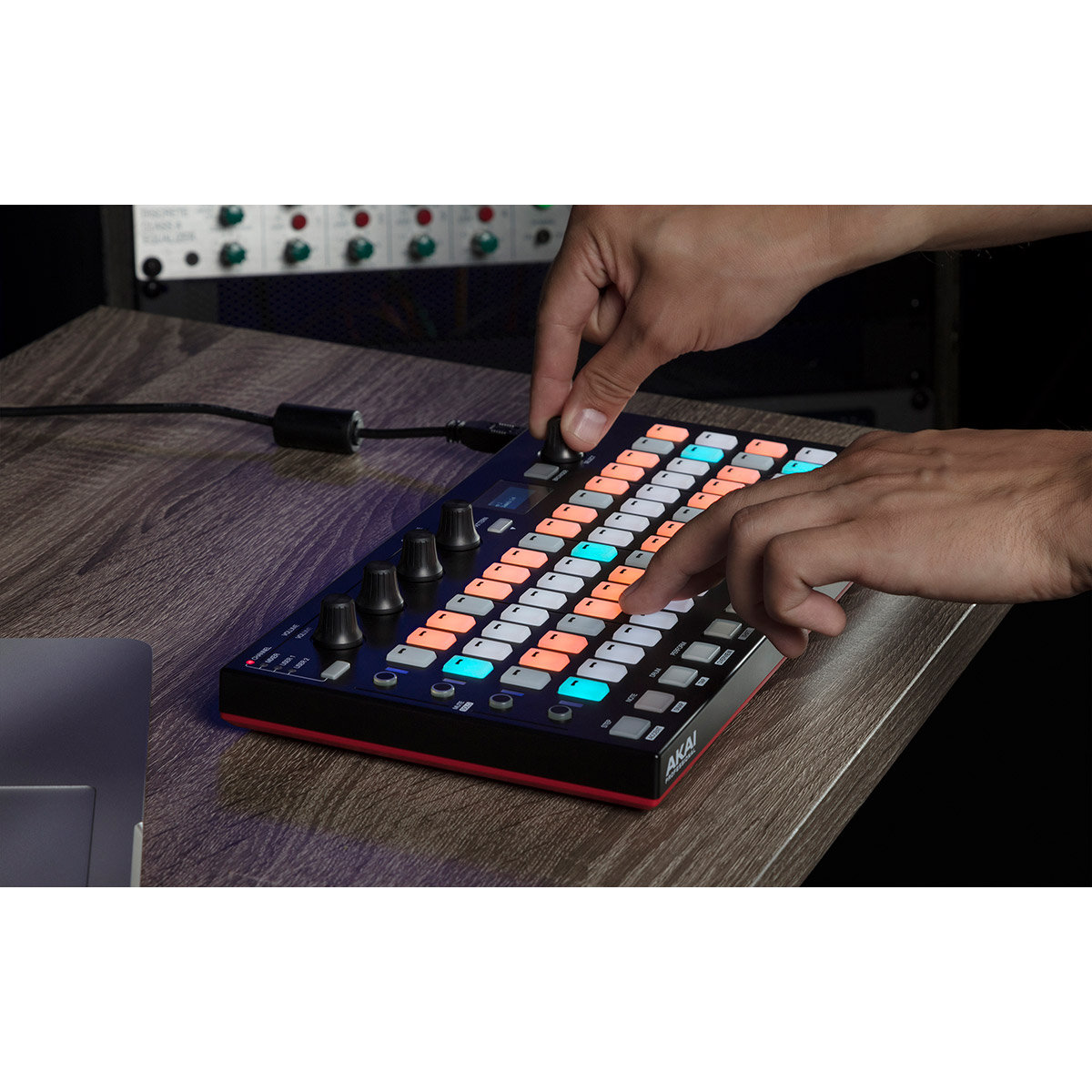 AKAI Professional FIRE - Contrôleur MIDI FL Studio 64 Pads RVB, Écran OLED Et Potentiomètres