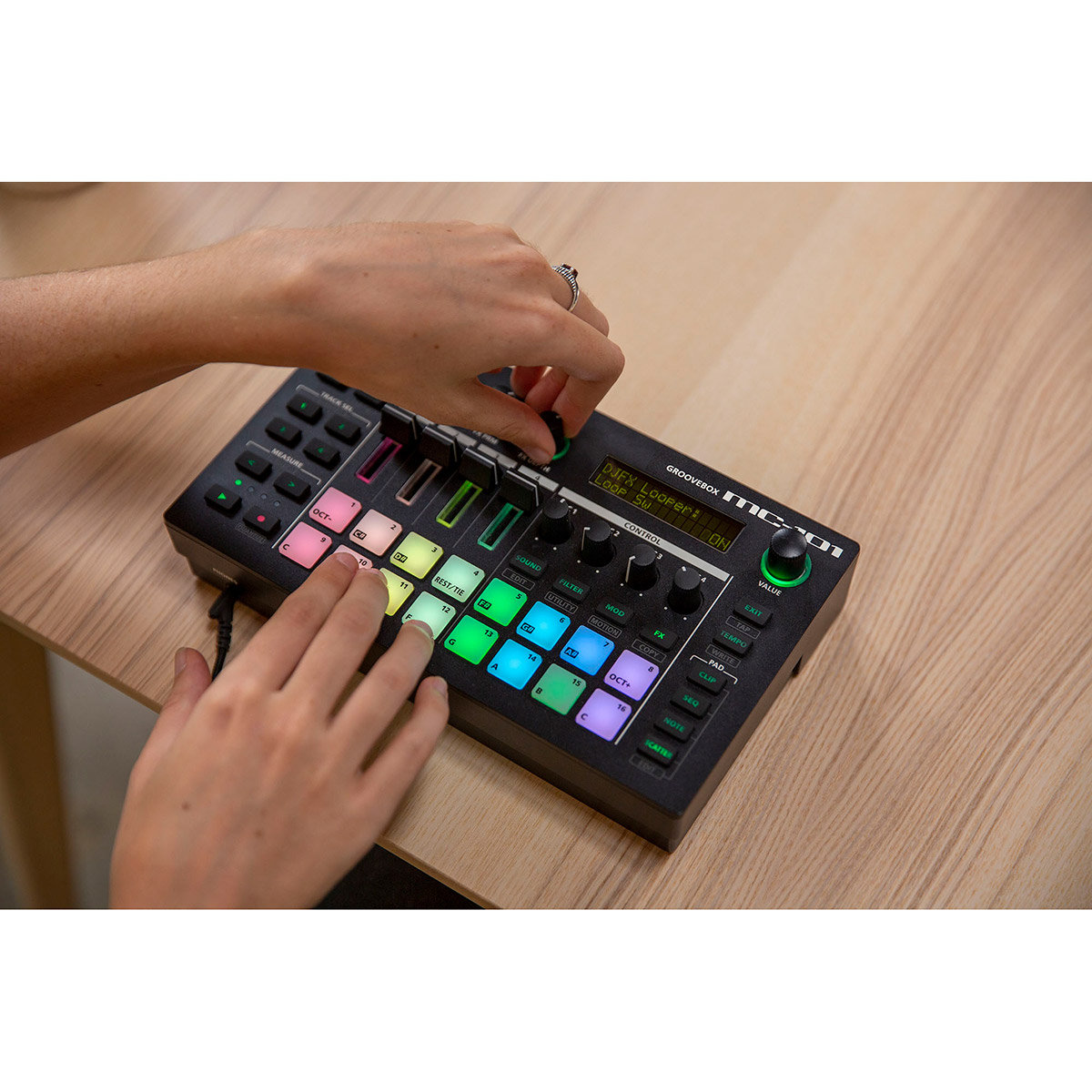 Roland MC-101 : Sampler / GrooveBox - SonoVente.com
