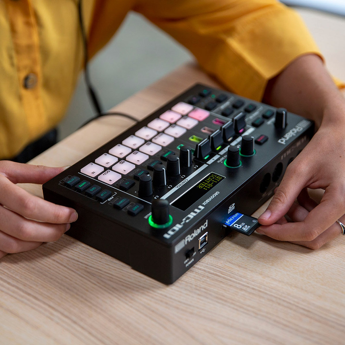 Roland MC101 Sampler / GrooveBox