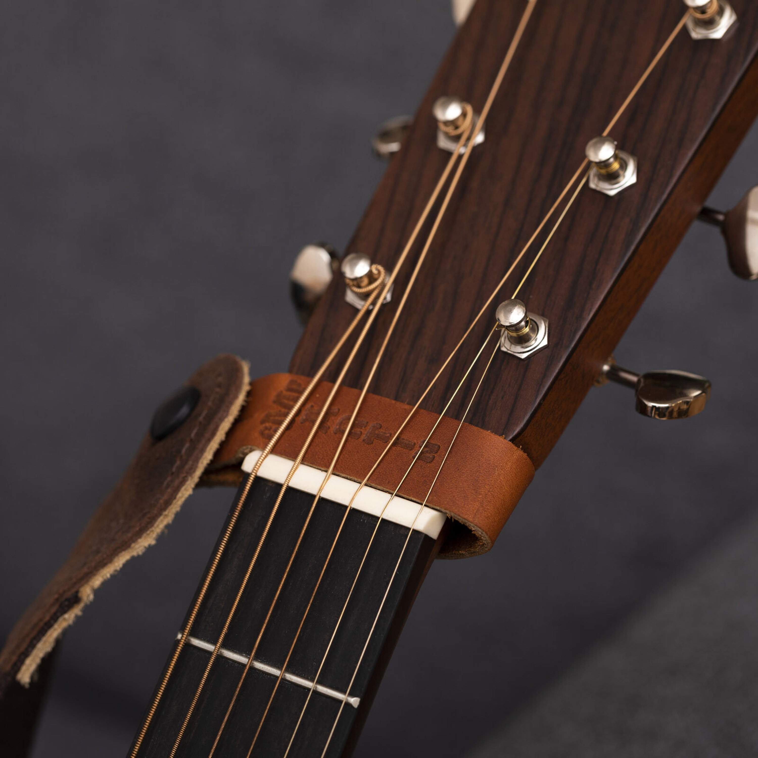 Martin Strings 18A0032 Headstock Tie Brown - Sangle guitare SonoVente.com