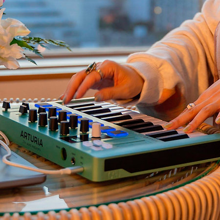 Arturia MiniLab 3 Mint MIDIコントローラー Amazon.com: Arturia MiniLab 3 — Limited Edition Mint Green